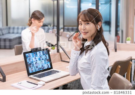 一位年輕女性在共用辦公室召開網絡會議的畫像 一位年輕女性在共用辦公室召開網絡會議的畫像 81846331