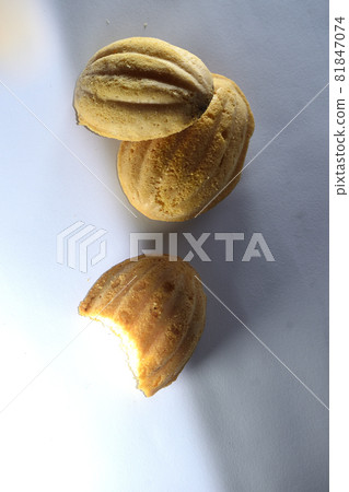 "Bolu Kering" is a snack from Indonesia which has a crunchy and dry texture. "Bolu Kering" is a snack from Indonesia which has a crunchy and dry texture. 81847074