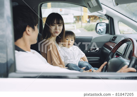 Family driving / car (smiles) Family driving / car (smiles) 81847205