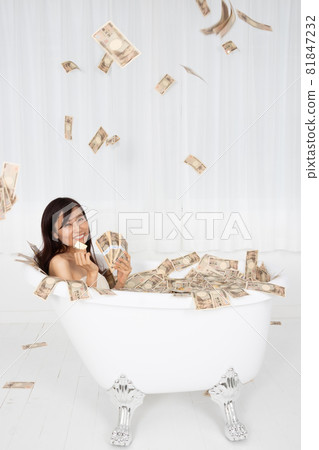 沐浴在一疊鈔票和一疊金幣中的女人 沐浴在一疊鈔票和一疊金幣中的女人 81847232