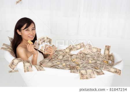 沐浴在一疊鈔票和一疊金幣中的女人 沐浴在一疊鈔票和一疊金幣中的女人 81847234