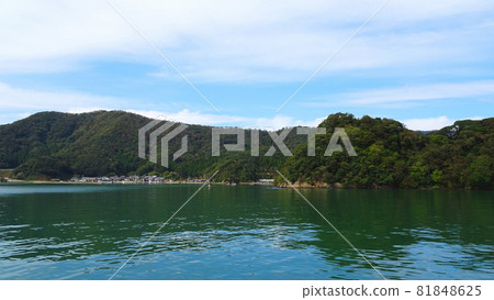 小濱灣海岸線與岸邊房屋 / 日本福井縣小濱市 [若狹灣國家紀念碑] 81848625