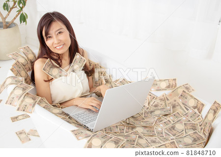 A hot-selling female writer, novelist, YouTuber who writes manuscripts in a wad of bills bath A hot-selling female writer, novelist, YouTuber who writes manuscripts in a wad of bills bath 81848710