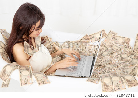 A hot-selling female writer, novelist, and Instagrammer who writes manuscripts in a wad of bills bath A hot-selling female writer, novelist, and Instagrammer who writes manuscripts in a wad of bills bath 81848711