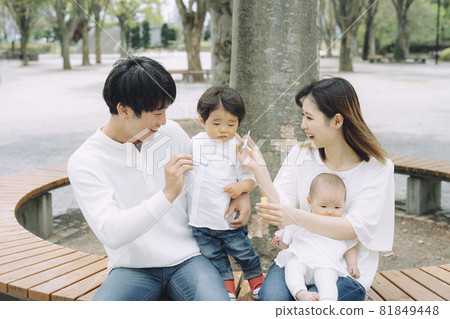 Family playing with soap bubbles (4 people) Family playing with soap bubbles (4 people) 81849448