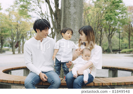 Parents and children playing in the green 81849548