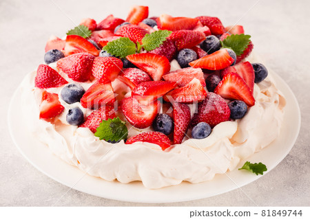 Delicious Pavlova cake with fresh strawberry and blueberry 81849744