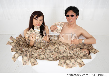 泡澡的男人和女人 81849862