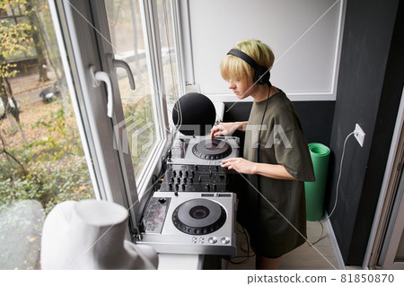 Woman produce electronic soundtrack or track in project 81850870