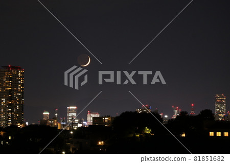 Crescent moon setting in the city Crescent moon setting in the city 81851682
