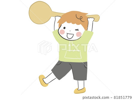 一個可愛的男孩拿著勺子笑著對米飯感到興奮 81851779