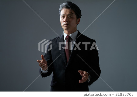 男性商務演示 81853703