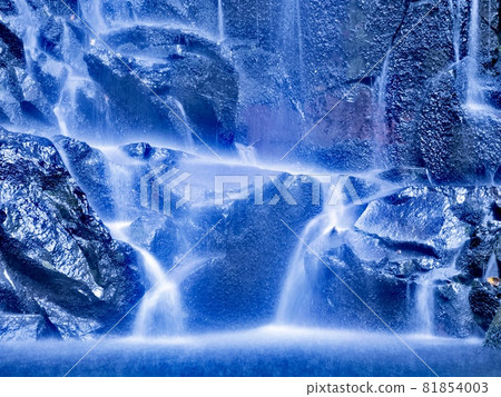 Waterfalls and rocks 81854003
