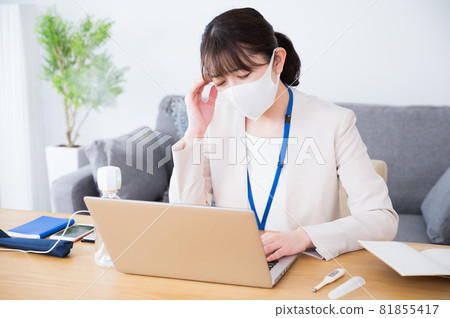 工作時頭疼生病的女人 工作時頭疼生病的女人 81855417