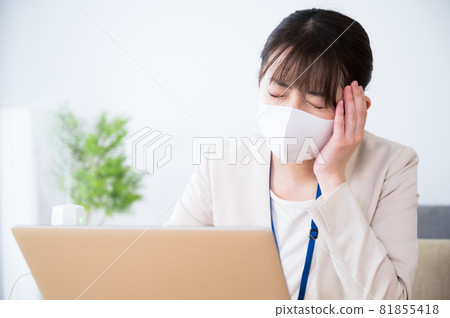A woman who is ill with a headache at work A woman who is ill with a headache at work 81855418