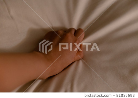 愛情場景：女人的手拿著床單 81855698