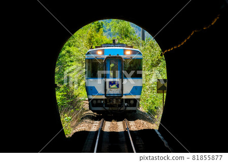 【德島線】Kiha 185系列前往都住山隧道 81855877