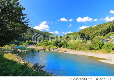 [Kochi Prefecture] Nagaoi Submersible Bridge in midsummer (Shimanto River) 81856445