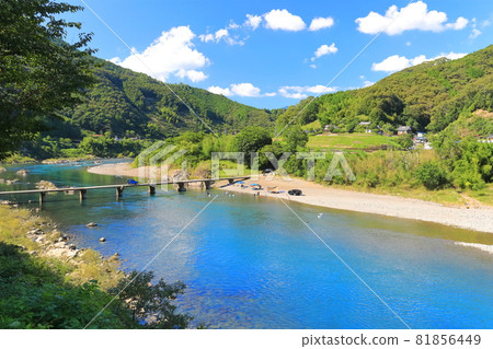 [Kochi Prefecture] Nagaoi Submersible Bridge in midsummer (Shimanto River) 81856449