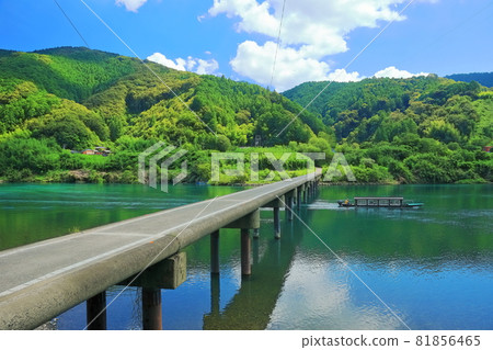 [高知縣] 晴空下的四萬十川和船屋 81856465