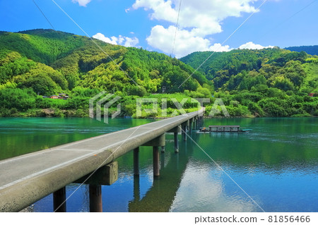 [Kochi Prefecture] Shimanto River and houseboat under clear skies 81856466