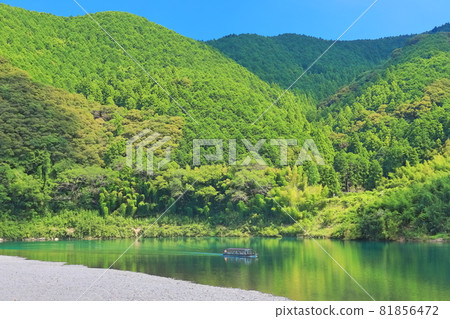 [Kochi Prefecture] Shimanto River and houseboat under clear skies 81856472