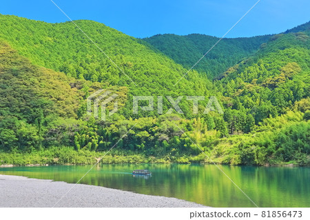 [Kochi Prefecture] Shimanto River and houseboat under clear skies 81856473