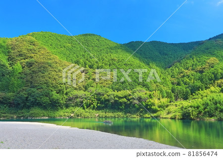 [Kochi Prefecture] Shimanto River and houseboat under clear skies 81856474