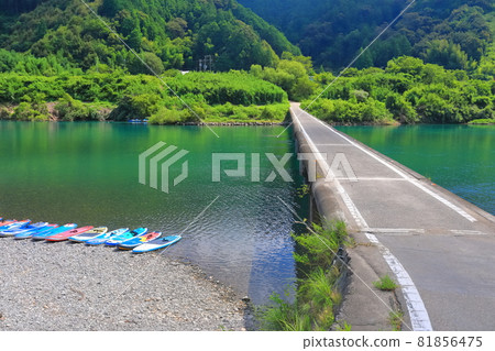 [Kochi Prefecture] Misato Submersible Bridge in midsummer (Shimanto River) 81856475