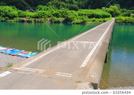 [Kochi Prefecture] Misato Submersible Bridge in midsummer (Shimanto River) 81856484