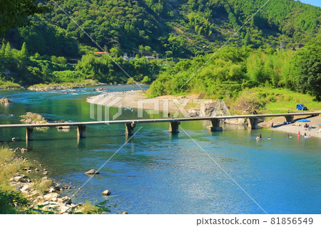 [Kochi Prefecture] Nagaoi Submersible Bridge in midsummer (Shimanto River) 81856549
