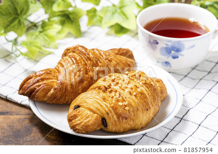 Croissant breakfast image 81857954