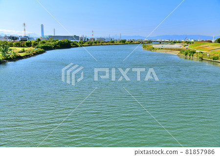 從戶田橋/荒川（東京板橋區）向上游看 [2020.11] 81857986