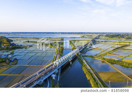 We took a photo of Keisei Skyliner on Narita Airport Line crossing Inba-numa in the rice planting season. 81858098