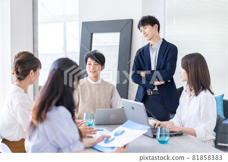 在風險投資公司工作的年輕上班族 81858383