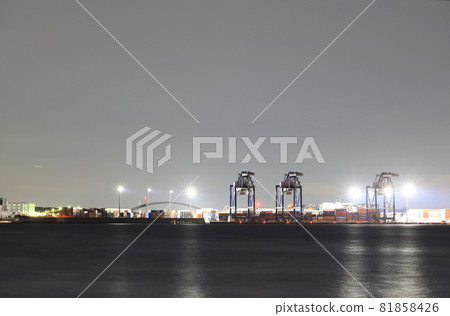 東京集裝箱碼頭夜景 81858426