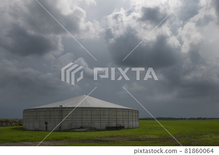 Round concrete manure silo 81860064