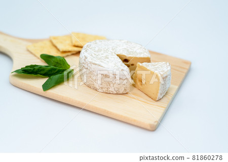 Image of Camembert cheese 81860278