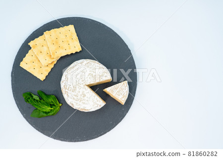Image of Camembert cheese 81860282