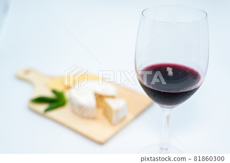 Camembert cheese and red wine 81860300