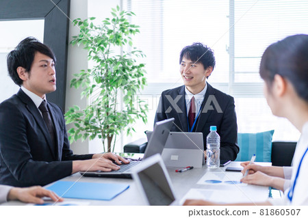 在漂亮的辦公室工作的年輕上班族 81860507