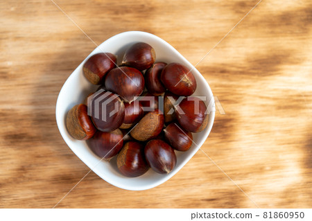 Chestnut delicious chestnut autumn ingredients autumn taste chestnut 81860950