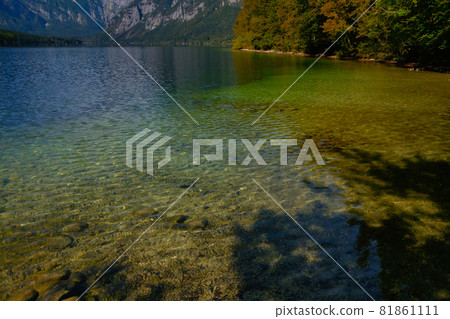 Beautiful water in a mountain lake in bright autumn. Beautiful water in a mountain lake in bright autumn. 81861111