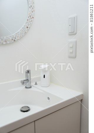 Hand soap dispenser on the wash basin 81861211
