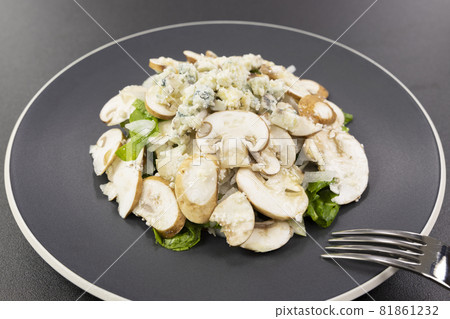美味的新鮮蘑菇沙拉 美味的新鮮蘑菇沙拉 81861232