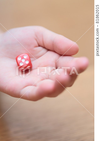 Girl's hand rolling the dice 81862015