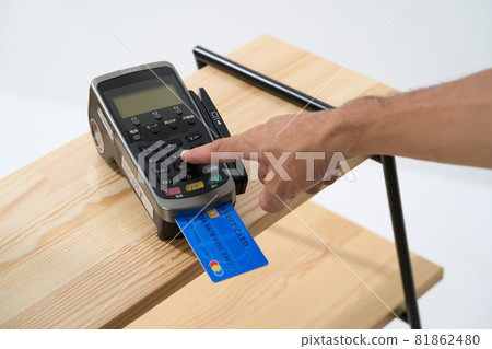 男性非接觸式支付圖片 81862480