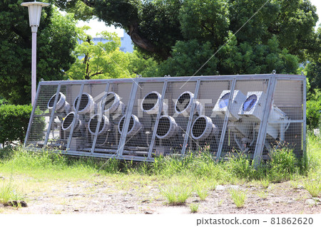 Floodlight that lights up the castle tower of Osaka Castle 81862620