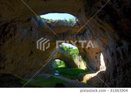 Devetashka cave 81863904