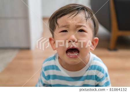 不愉快的孩子,男孩 不愉快的孩子,男孩 81864132